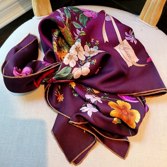 Vintage GUCCI-FLORA collection hand-rolled 100% seta silk scarf - Picture 4 of 17